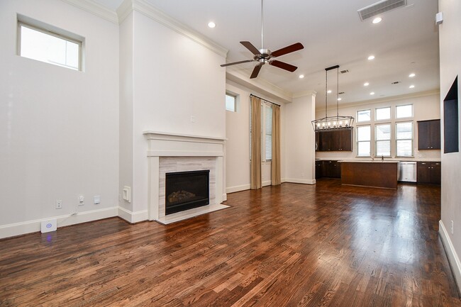 Building Photo - 709 Delano St
