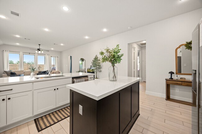 Building Photo - 8711 Hbr Pnes Dr