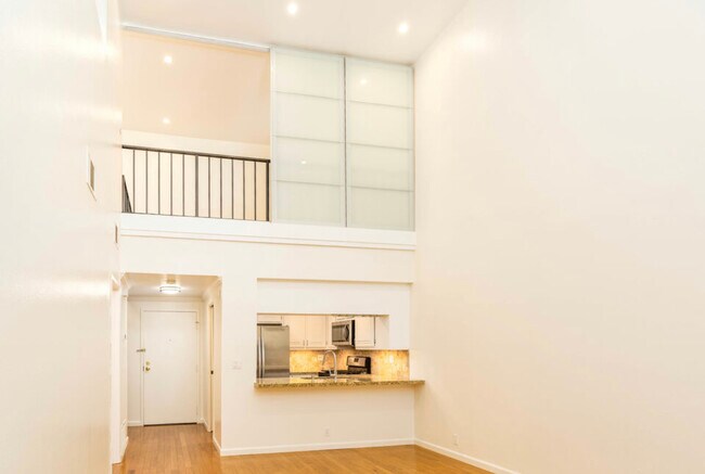 open layout high cielings - 8675 Falmouth Ave