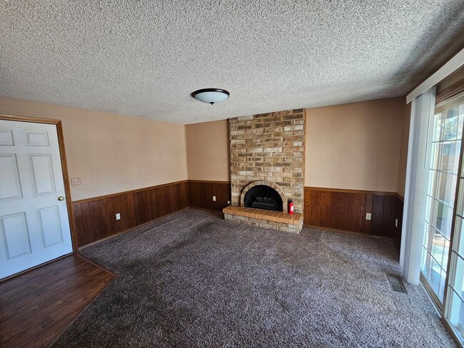 Building Photo - Roomy Ranch in Gladstone