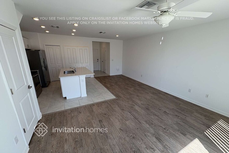 Building Photo - 2077 E Landings Wy