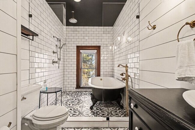 Building Photo - 704 24th Ave