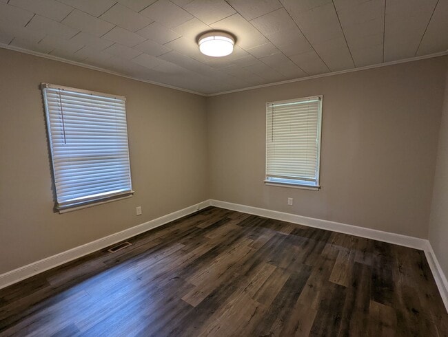 Building Photo - 213 E Weatherspoon St