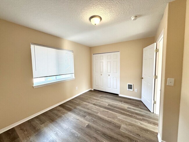 Building Photo - 14611 SE Lone Pine Dr