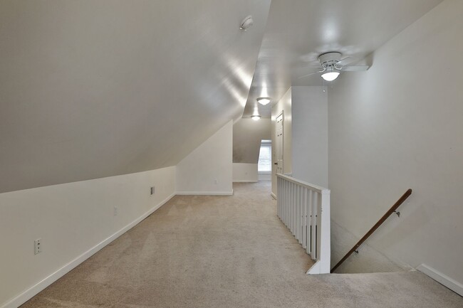 Building Photo - Large 4 Bedroom North Campus Townhouse - 1...