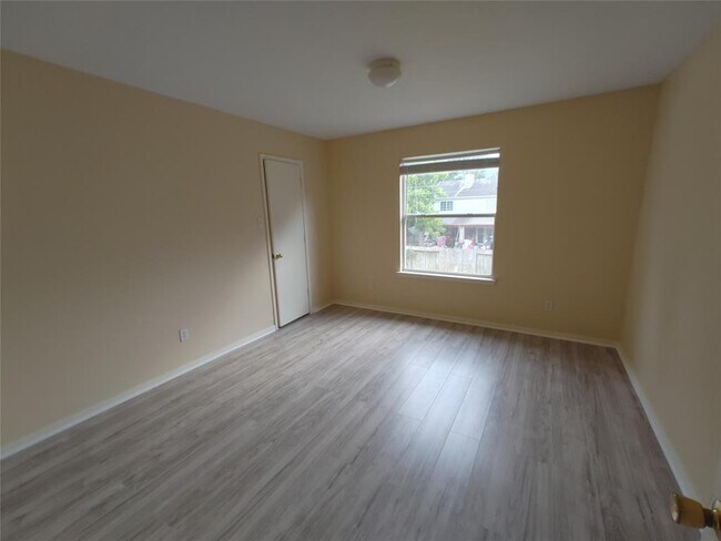 Building Photo - 28907 Fox Run Boulevard
