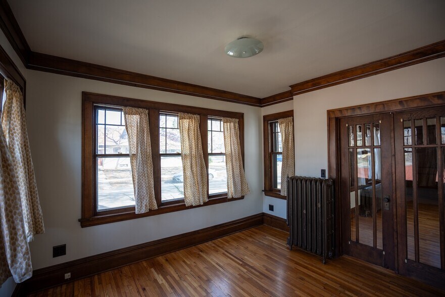 Building Photo - 707 W 44th St