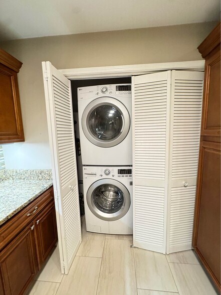 Building Photo - 601 Abingdon Way