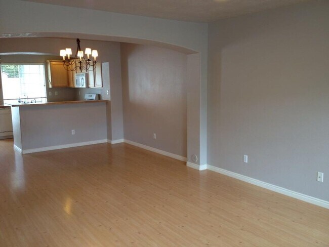 Building Photo - Beautiful Townhome in Orem with 2 master b...