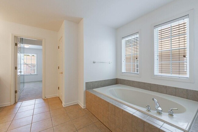 Building Photo - 279 Collins View Ct