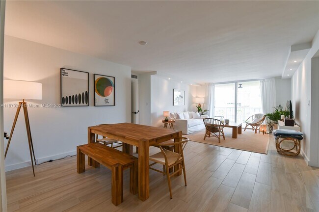 Building Photo - 1420 Brickell Bay Dr