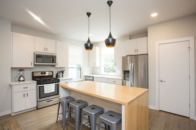 Building Photo - Beautifull 2BR 2.5 BA Home Located in East...