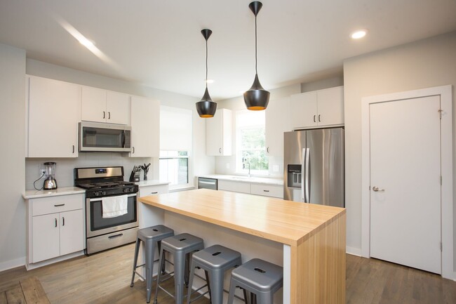 Building Photo - Beautifully Partially Furnished or Unfurni...