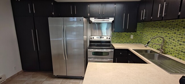 Building Photo - Modern 1BR/1BA Condo Available Now