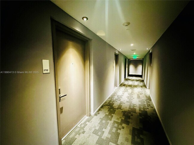 Building Photo - 1300 Brickell Bay Dr