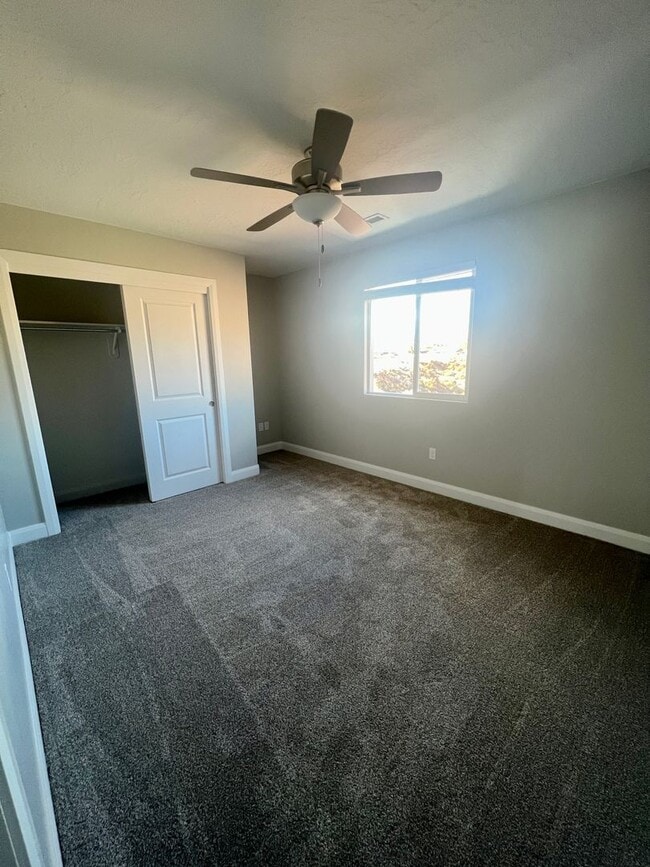 Building Photo - Beautiful 3 bedroom, 2.5 bathroom townhome!!