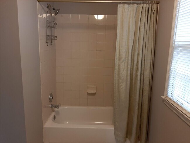 Building Photo - 105 Travis St