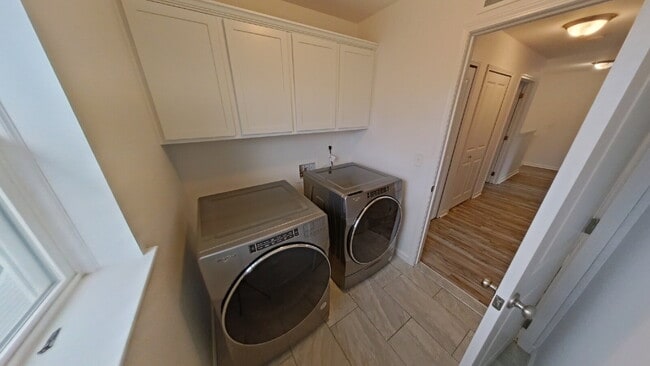 Building Photo - "3-Bed Oasis with 2.5 Baths and 1,884 Sq Ft of Comfort in Clinton Township!"