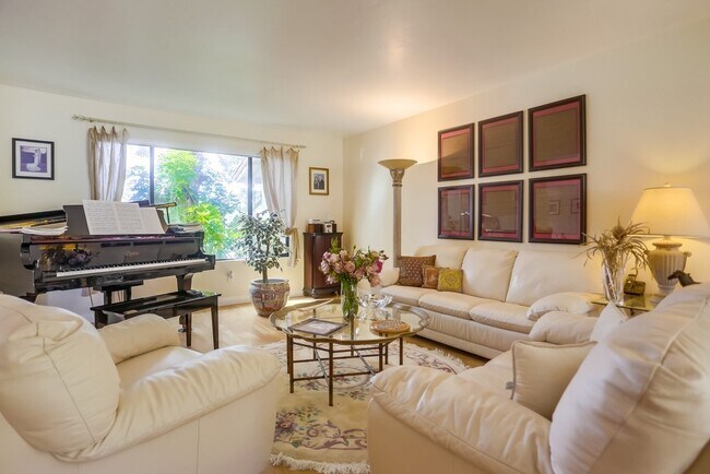 Building Photo - Beautiful La Jolla Alta Home!