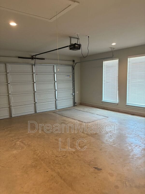 Building Photo - 5225 Red Maple Ave