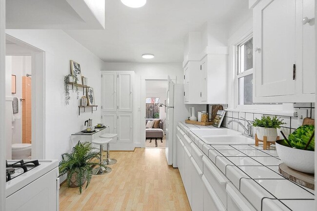 Building Photo - 1021 Leona Ct