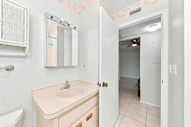 Building Photo - Charming 2-Bed Condo Retreat with Granite Touches in Sunny Venice!