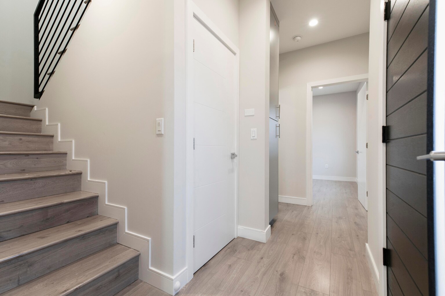 Building Photo - 9156 Morehart Ave