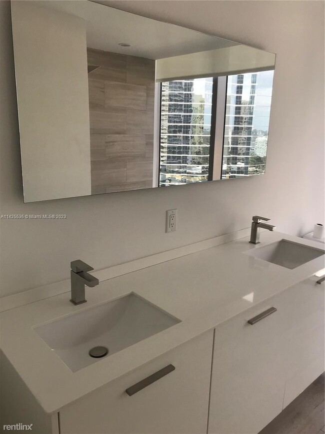 Building Photo - 2 br, 2 bath Condo - 1300 Brickell Bay Dr