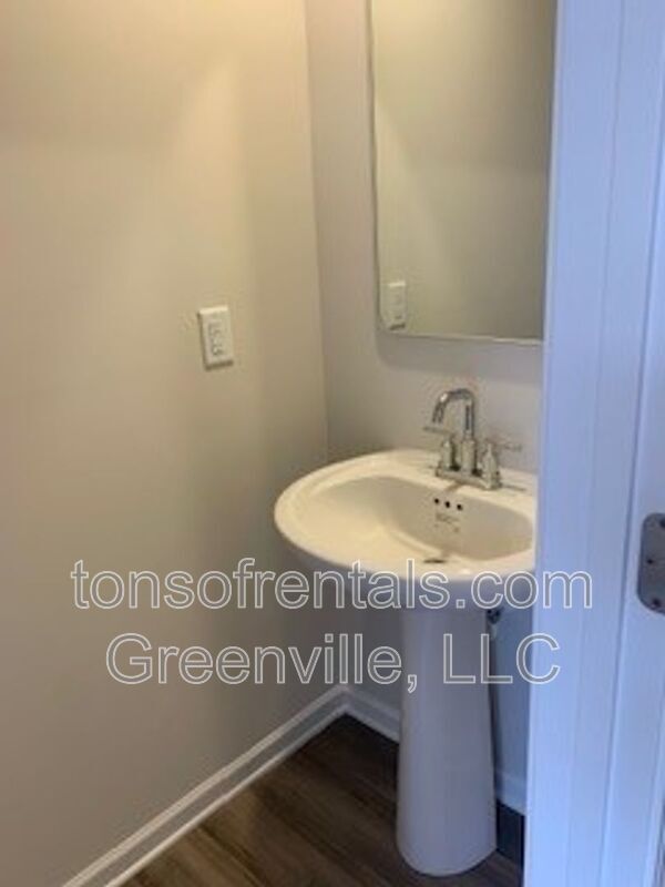 Building Photo - 413 Mopar Ln