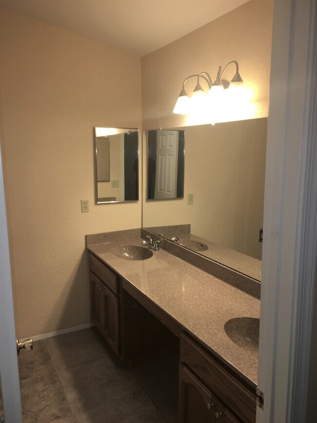 Building Photo - **EXCELLENT 3br/2.5ba/2carport TOWNHOUSE (GUADALUPE & GILBERT)**