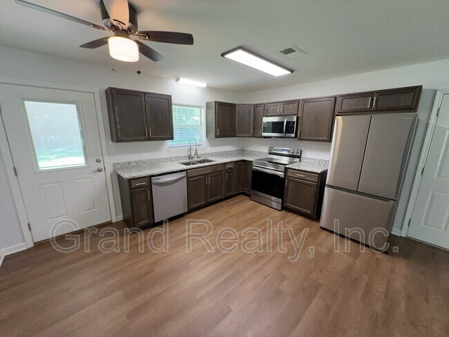 Building Photo - 6221 Fox Run St