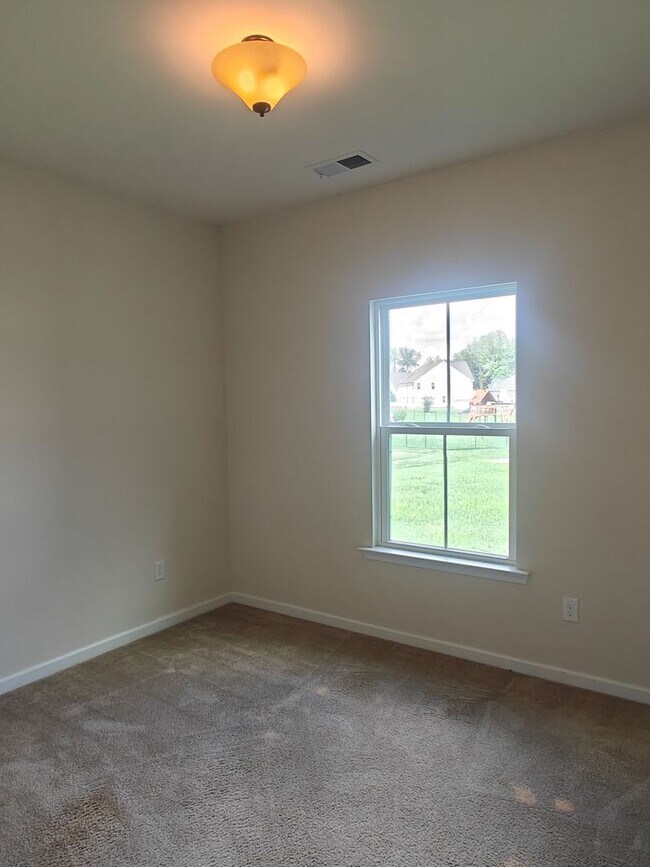 Building Photo - Large 4 bedroom home with recreational roo...