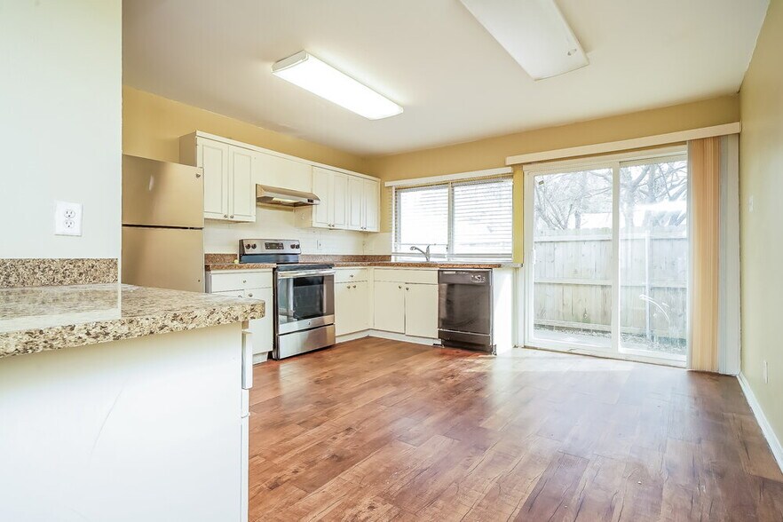 Building Photo - 3214 Greentree Dr