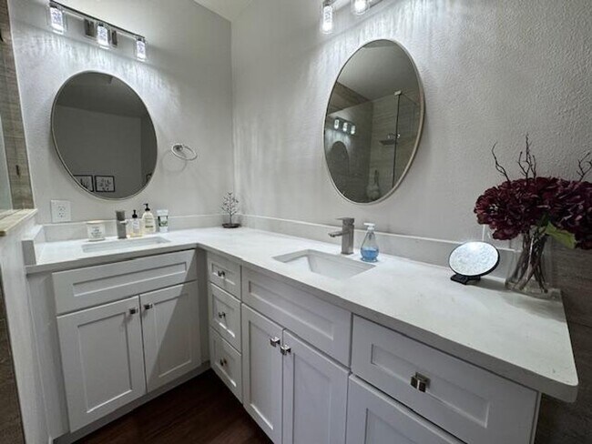 Building Photo - 1 Bedroom 1, 1/2 Bathroom fully renovated ...