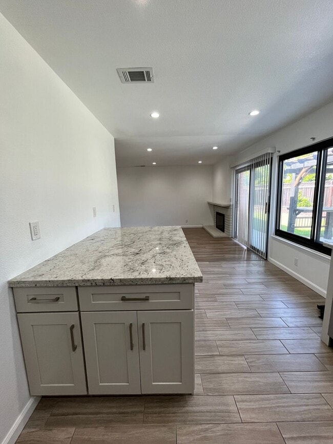 Building Photo - 3 bedroom, 2 bath home on a corner lot clo...