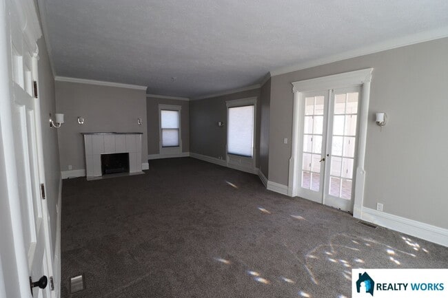 Building Photo - Spacious Two Bed One and a Half Bath