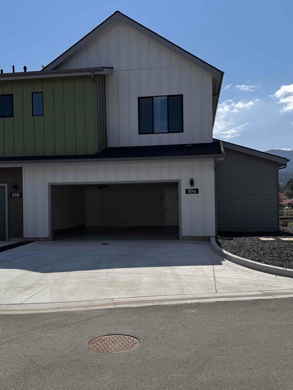 Building Photo - 896 E RR Ave