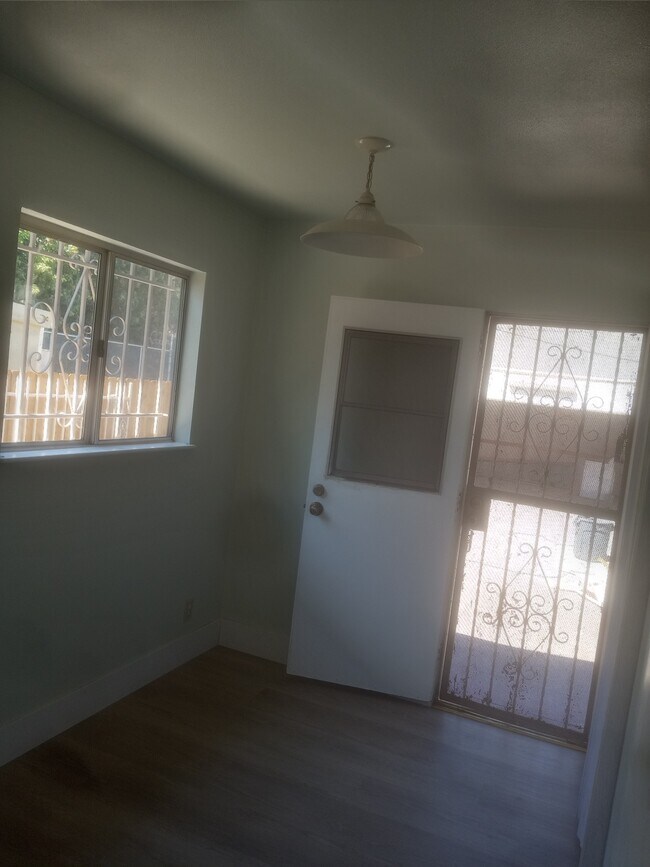 Primary Photo - 2743 Glenview Ave