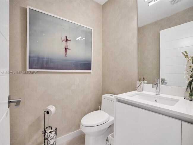 Building Photo - 2200 N Ocean Blvd