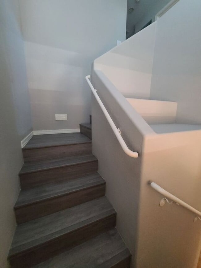 Building Photo - 5 Bedroom, 3 Bath Home in Secluded Neighbo...