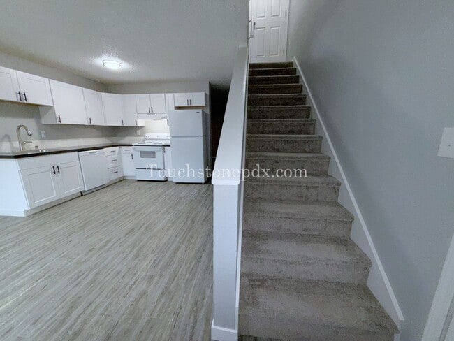 Building Photo - Modern 2-bedroom Apartment in Skylark Apartments