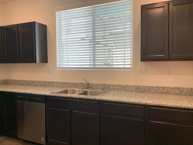 Building Photo - 4 bedroom Townhome