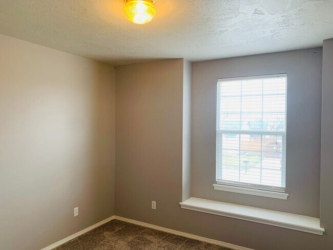 Building Photo - Beautiful Home with Separate Office/Bonus ...