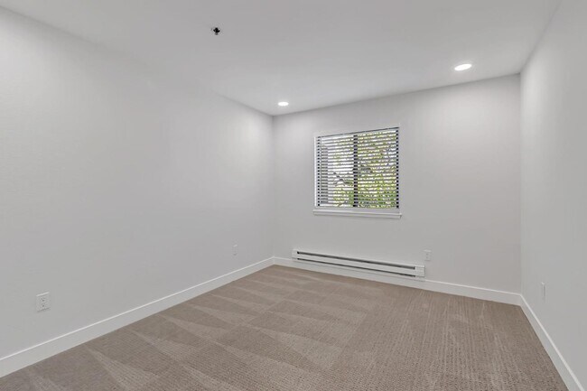 Building Photo - 880 E Fremont Ave