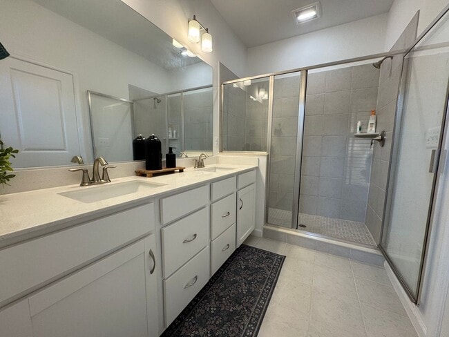 Building Photo - Modern 4 Bed 3.5 Bath Interior Townhome In Manassas City