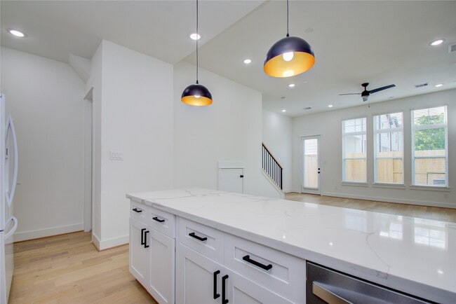 Building Photo - 3206 Live Oak St