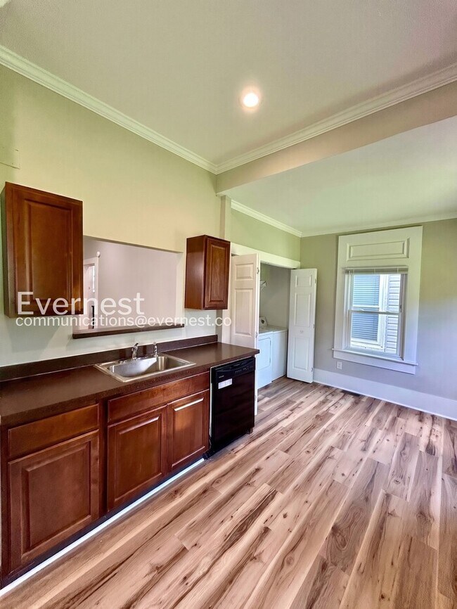 Building Photo - 3 Bed, 2.5 Bath Home with Fenced Yard / Pet-Friendly / Available Now!