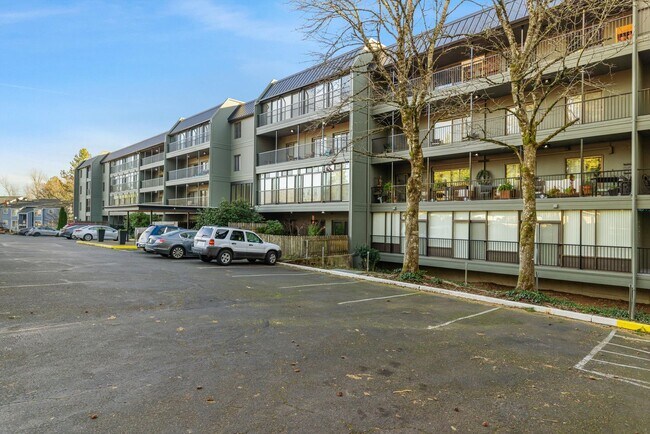 Building Photo - 1 month free!! Sweet 1/1 condo in Lake Oswego with covered parking and storage included!