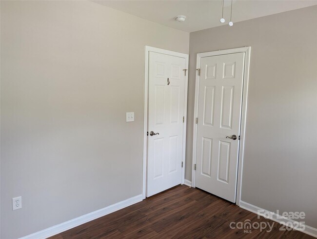 Building Photo - 9935 Redbud Tree Ct