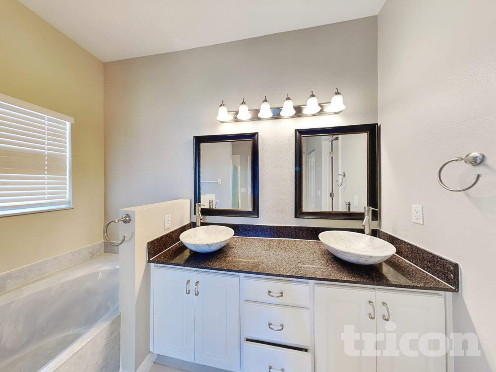 Building Photo - 9 Point Pl